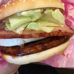 McDonald's Sakai Ishizu Ten - ホンマに厚切りハムがはみ出してます♪