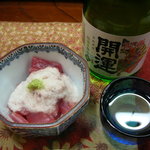 居酒屋 楽が生 - 料理写真:マグロ山かけ（お通し）と日本酒