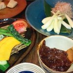 てぃんさぐぬ花 - お通しのしゃきしゃき生野菜（みそをつけて食べます）、島らっきょ、ジーマミー豆腐