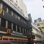 McDonald's Shinjuku Nishiguchi Ten - 2018/04 新宿西口のヨドバシカメラなどの電気街（？）の近くにある雑居ビルの２、３階に店を構える