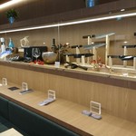 Gate CAFE - 店内奥は展示スペースです(18-04)