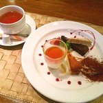 Trattoria Auguri - 紅茶、デザート盛り合わせ