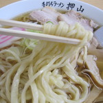 佐野青竹手打ちラーメン押山 - 麺は太めでﾓｯﾁﾓﾁ