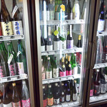 ShusendoMini Fushimi Chikagai Ten - 店内には豊富な日本酒がズラリ♪