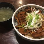 紅とん - 紅とん丼 700円 ごはんボリュームたっぷりです。