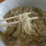 Aizankei Drive-in - 麺が白いのが上川ラーメンの特徴