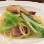 Hatonosuso Restaurant - 春キャベツとベーコンのスパゲッティニ　奥多摩やまめの炙り焼き添え