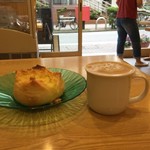 Bahagia Bakery - チーズフランス¥180とブレンドコーヒー¥200。(いずれも税別)