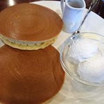 Coffee Kan Yukarigaoka Ten - ホットケーキ + ホイップクリーム