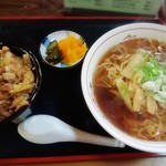 Tojo - ラーメンとミニ肉丼は800円