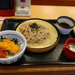 Naka U Uji Makishima Ten - 生うに丼(ミニ)とざるそば(並)のセット850円(税込)。