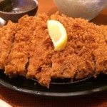 Katsu Hana Tei Isesaki Miyako Ten - 「黄金豚のわらじかつ定食〈230g〉」「豚かつ」キツネ色に揚がった生パン粉使用の衣に歯が入り、サクッとした歯触りの後、赤身の歯応えを感じるが、そこを通り過ぎて脂身に至ると、ちゅるっと力も要らずに噛み切れててしまう。