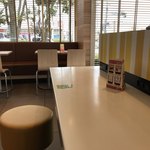 McDonald's Naka Cho Ten - 春先に寄った時は  すでに リニューアルされていて  テーブルの配置も変わり  カウンター席には 電源が取れるコンセントも設備されています♪