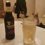 Cat Cafe Temari no Oshiro - 猫カフェでアルコール。ギネスとモスコミュールで。