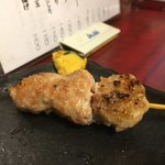 鳥たか - ▪︎自家製塩つくね\200
ジューシーな鶏の旨味がたっぷりと詰まった「つくね」は、こりこりした軟骨入りのもの。