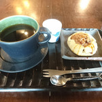 CAFE Dan - 今日のおやつ(ドリンク付き)
      りんごの焼きパイ
      ホットコーヒー