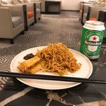 SilverKris Lounges - シンガポール名物ミ・ゴレンかと思ったら香港水準の上海炒麺。美心集団のかと思った。