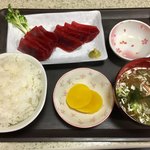 ラーメン あんず - これがお目当の「まぐろ刺し身定食」〜♫