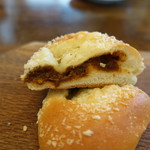 PAN de COMA Kagiya Ten - カレーパンの具はそこそこ多目：笑