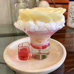 生果実専門店 ASAKUSA YOROZU CAFE - 氷パフェ桃を真横から