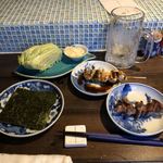 Yakitori Zekkouchou - 御通しと焼鳥。1杯目のビールは、飲み干しました。
                        焼鳥は砂肝とモモ肉。