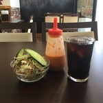 Ito MOMO Nepal Cafe - 最初にサラダ&ドレッシングとドリンク(今回はアイスコーヒーを選択)が運ばれてきます。