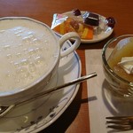 Saito Chaya - 茶屋弁当はドリンク＆デザート付き。ミルク＆リンゴのコンポート