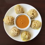 Ito MOMO Nepal Cafe - 【単品のモモ(\600)】真ん中のソースは酸味のある冷たいソースでした