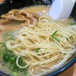 糸島ラーメン　ゆうゆう - こくまろなスープにラー麦麺。ウマいです。