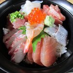 食事処 なかの - 旬の魚介が山盛り乗った贅沢な丼です。