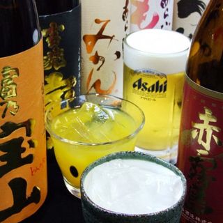 We also have a wide range of alcoholic beverages, including beer, highball, and makgeolli.