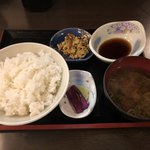 天ぷら・居酒屋 泉秀 - とり天定食（ごはん、味噌汁、小鉢、漬物、とり天用ポン酢）