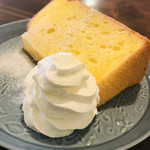 Bagle cafe machou - シフォンケーキをオーダーすると
                        たっぷりの生ホイップクリームをプラス♡