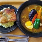 Soup Curry House Shippo Yahaba Ten - グリルドチキンカレー(黒糖入り)辛さ30