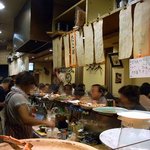 Taishu Izakaya Suehiroya - 店内の雰囲気です。 お店の中に入って、直ぐ左側のカウンター席から奥を撮っています。 カウンターは、Ｌ字型になっています。 カウンターの中が調理場になっていますよ。 そして、カウンターの後ろが４人掛けの