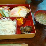 グリーン - ハンバーグ定食