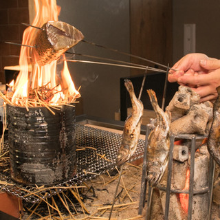 The bonito tataki, which is grilled to order after receiving your order, is truly a fiery art.