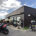 B+ Cafe - 外観。多くのバイクが先客でお見えになってます！