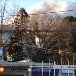 Kogen Zushi - 店から見える大室山はたまに雪も積もります