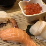 Nigiri Zushi Benkei Katano Ekimae Ten - 赤海老、こぼれイクラ飯、サーモン、帆立貝柱、玉子