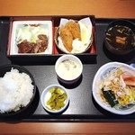 Washoku Sato Tamatsu Ten - 牛ロースステーキとかきフライ定食