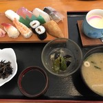 Akebono - すし定食＝１３００円