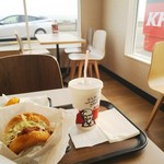 Kentucky Fried Chicken Miura Kaigan Ten - 目の前は海！
                        明るい店内にも好感が持てました。