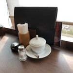 Kurashiki Coffee Ten ShinYurigaoka Erumirodo Ten - 賑わってるもののカウンター席はまだ空いてる♪
      テーブル席の他にカウンター席もあるので1人でもゆっくりできる雰囲気。結構客層も色々だなぁ☆彡
      相方の用事が終わるまでゆっくり出来たよ(*^.^*)