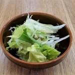 壺 - ランチ時サービスのミニサラダ。