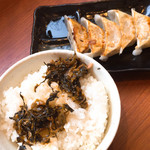 博多ラーメン 龍 - ご飯に高菜を掛けて
餃子とご飯のセット