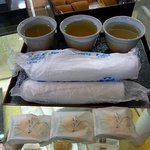 両口屋是清 - おしぼりとお茶のサービスです。嬉しいですよね。