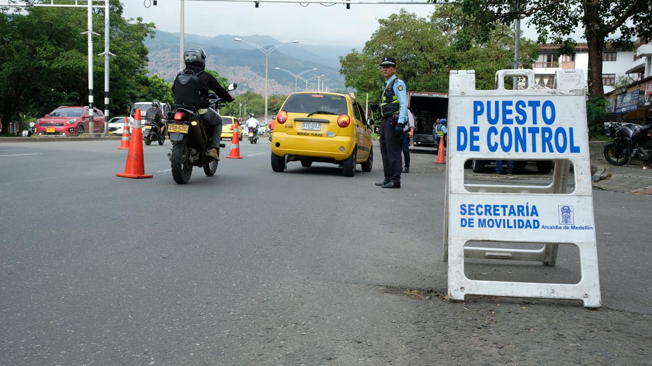 Estos son los documentos que le puede pedir un agente de tránsito en un retén