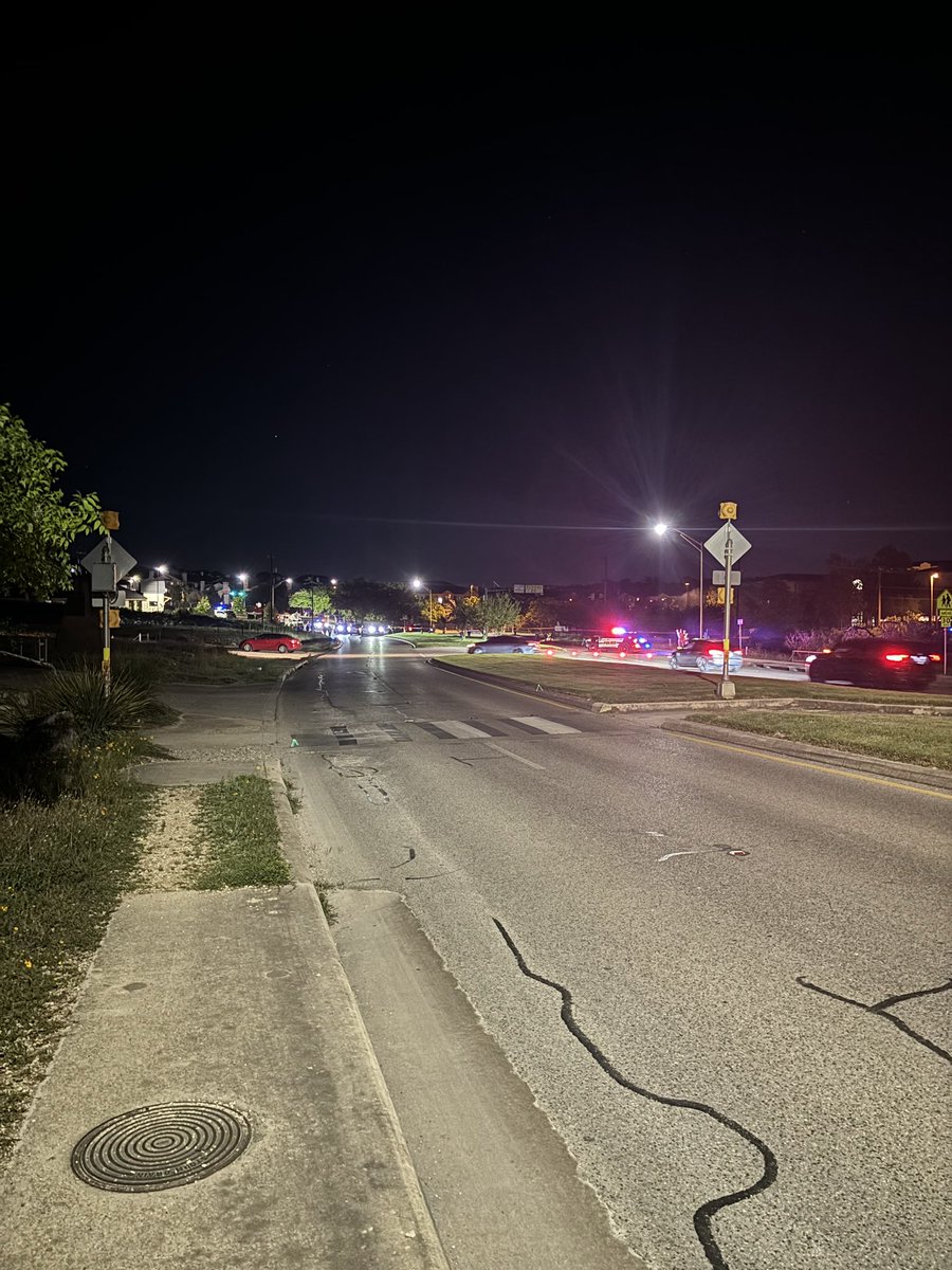 San Antonio Police heading to the 20500 blk of Stone Oak Parkway.