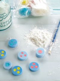 Fondant Flowers will look great on your decorated sugar cookies and they are fun to make! www.thebearfootbaker.com